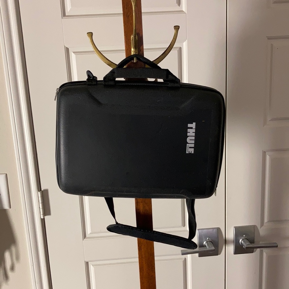 thule hard laptop carry case